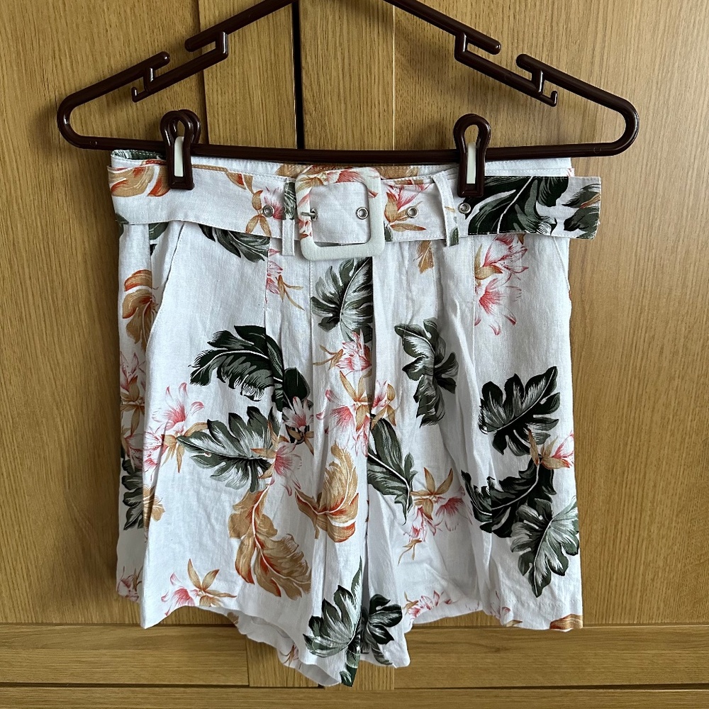 BNWT Women's Floral White Belted Linen Shorts